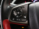 【ステアリングスイッチ】ハンドルにオーディオリモコンスイッチが装備されています。視点をそらすことなく、ボリューム調整・モード切替・放送局・曲飛ばしなどが可能です。