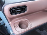 カップホルダーは運転席や助手席からちょうど手の届く位置です!!