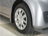 ◆純正ホイール装着車◆シンプルなデザインのホイールキャップ付きです。