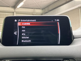 FMやAM、Bluetoothなど、複数の音源を画面から選べる便利な構成です。表示が整理されており、日々の移動中も好みに合わせて音源を選びやすくなっています。
