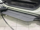 メーカーオプションの【ユニバーサルステップ】を装備。スライドドアと連動したステップにより、小さなお子様の乗り降りがし易くなります♪