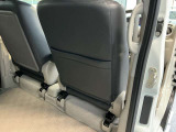 運転席シートの背もたれ部にファイルなどが収納できるポケットがあります