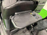 飲み物や食べ物を気軽に置ける格納式シートバックテーブルを、運転席と助手席の背もたれにご用意。車内の休憩も快適です!