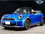 MINIのフロントグリルのデザインはイギリスで生まれた当初から、シルバーのサイドバーが折り重なった伝統的なデザインで御座います。その伝統はBMWのお車になってからでも少しずつ形を変えて守られております