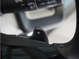 ◆減速セレクター装備◆ステアリングホイールの左右に取り付けられた2つのパドルスイッチで減速の強さを調整。 左側の「-」を操作すると減速を強く、右側の「+」を操作すると減速を弱くすることができます。