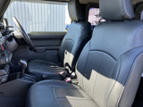 前席は身体を受け止める形状で、運転席・助手席ともに座ったときの落ち着きが感じられます。前方や側方の視界も確保しやすく、日常の移動に使いやすい室内です。