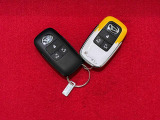 キーフリーシステム 電子カードキーを携帯していれば、ドアハンドルやバックドアのスイッチを押すだけでドアの施錠と解錠が行えます!鍵を出す手間なく開閉ラクラク♪♪