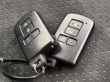 ドアの開閉時、両手が荷物で塞がっている時はキーレスでのカギの解除が大変ですよね。スマートキーはポケットやバッグに入れておけば、ノブに触れただけでロックの解除が可能です。とても便利な機能です。