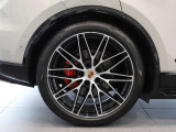 F:255/40R22、R:295/35R22