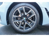 BMW純正アロイホイールを装備しております☆お問合せ(無料ダイヤル)0078-6002-613077迄お待ちしております。大阪府吹田市芳野町5-55 毎水曜、第二火曜日定休 営業時間10:00〜18:00