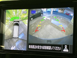 車両周辺の映像とガイド表示を確認でき、駐車時や切り返しの際に周囲の安全確認をサポートします。画面を見ながら慎重に操作したい場面で頼りになります。