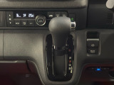 CVT車のセレクトレバーです。低速から高速まで、変速ショックのないスムーズな走りを実現するとともに、エンジン効率のよい領域を維持することで燃費にも貢献します。