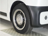 ◆純正ホイール装着車◆シンプルなデザインのホイールキャップ付きです。