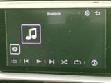 Bluetoothの再生画面には、曲送りや再生、シャッフルなどの操作アイコンが表示されています。画面上で再生状況を確認しながら選べるため、いつもの音楽を車内で楽しみたい方にも便利です。