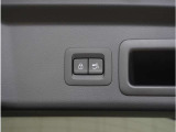【パワーリアゲート】スイッチを操作することにより、リアゲートが自動で開閉します。自動開閉中のリアゲートを、半開以上の位置で止めることができます。