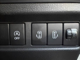 電動のスライドドアは運転席からも開閉が可能で便利です。