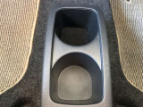 運転席用・助手席用と2つのカップホルダーを装備しています。ドリンクだけでなく、色々な小物の置き場所としても大変便利です。