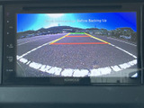 後方の様子を画面で確認しながら駐車でき、画面内のガイド表示が車両の位置把握をサポート。車庫入れや縦列駐車など、日常のバック操作に役立つ装備です。