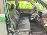 運転席と助手席は、座面や背もたれに表情のある生地をあしらった落ち着いた空間です。ドアを開けた際も室内を見渡しやすく、ゆったりと座って過ごせる前席です。