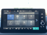 目的地検索や登録地点、電話、FMなどのメニューが並び、必要な機能を画面から選びやすい構成です。移動前のルート確認や音楽の選択など、日常の操作をまとめて行えます。