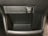 アクセサリーソケットはUSBのアダプターなどをつければ、スマホの充電にも使えます。周辺には物が置けるボックスがついています。