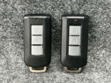【インテリジェントキー】カバンやポケットに入れたままでもドアの施錠・開錠が可能なスマートキーを装備。スタートボタンのオン・オフ時もカギを取り出す必要がないからとっても便利です♪