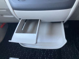 グローブボックスは奥行きがありたっぷり収納。お子様のお出かけグッズなどもストックしておけます。