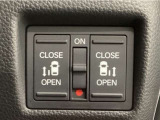 【両側パワースライドドア】両側がパワースライドドアになっており、運転席のスイッチやスマートキーでも開閉が可能です!開口部も広いので乗り降りも楽々♪