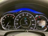 速度やエンジン回転数などの情報がまとまって表示され、運転中にも確認しやすいレイアウトです。中央や右側の表示も視線を移して把握しやすく、日々の運転を支えてくれます。