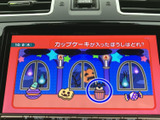 テレビ映像を楽しめる画面を備えており、停車中の待ち時間に番組や映像を視聴できます。画面下には操作ボタンが並び、映像を楽しみたいときに使いやすい構成です。日常のひと休みに便利な装備です。