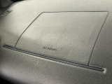 【助手席エアバッグ】SRSエアバッグとはシートベルトの働きを補助して衝突した時に乗員の衝撃を軽減するシートベルト併用式エアバッグ。前面衝突時に瞬時に膨らみ、頭部と胸部の衝撃を軽減します。