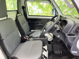 大きな窓から外の様子を確認しやすく、運転席まわりの見通しもすっきり。シートは落ち着いた色柄で、乗り降りの際も使いやすい室内空間です。