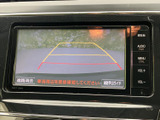 後退時の安全性を高めるバックモニター。車幅や後方を確認しやすく、安心して駐車操作ができます。万が一のリスクを軽減します。