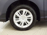 【ホイールカバー】純正なので車に似合うデザインになっていますね。スタッドレスタイヤもご相談下さい。