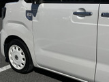 運転席からの視界も良好で、安全な運転をサポートします。使いやすい収納スペースも備わっています。