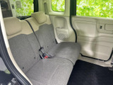 明るい内装にグレーのシートを組み合わせた、落ち着きのある後席空間。座面と背もたれにゆとりが感じられ、同乗者にもくつろいでいただけます。
