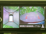 後方映像に加えて車両周辺の表示も確認でき、駐車時の状況把握をサポートします。ガイドラインも表示されるため、周囲を確認しながら落ち着いて駐車操作を行えます。