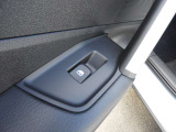 シンプルさと機能性が両立しており、ドイツ車らしい良いインテリアになっています。手の込んだ手法で静かで快適な室内を実現させています。