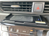 純正オプションの置くだけ充電も装備されいます!