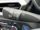 レバー上に操作を示すマークが並び、機能の種類を手元で確認しやすい仕様です。視認性に配慮された表示で、天候に合わせて必要な操作を選びたいときにも役立ちます。