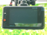 画面とボタンを備えた車載機器が設置され、表示内容や設定項目を確認できる構成です。必要な情報を手元で確かめやすく、運転中の状況記録を意識する方にも役立つ装備としてご案内できます。