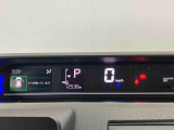 車両の前後左右に搭載した4つのカメラにより、車を真上から見ているような映像を表示。運転席から確認しにくい車両周囲の状況を把握できます。