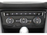 3ゾーンフルオートエアコン(運転席/助手席/後席独立調整/自動内気循環機能付き)