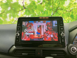 停車中にテレビ番組などを楽しめる画面を備え、休憩時間も車内でゆったり過ごせます。大きく見やすい表示で、各種メニューの確認にも便利です。