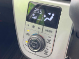 【オートエアコン】一度お好みの温度に設定すれば、車内の温度を検知し風量や温度を自動で調整。暑い&hellip;寒い&hellip;と何度もスイッチ操作をする必要はありません。快適な車内空間には必須の機能ですね♪