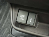 ◆USBチャージャー、12Vの電源ソケット◆使いやすい場所に装備されています。