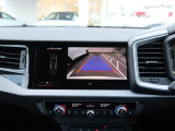 バックカメラ駐車時、後退時に後方を確認する事ができる安全快適装備になります映像だけでなくセンサーにより障害物の距離もドライバーに直感的に伝えてくれる機能になります。