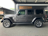 【ホイールアーチ】台形ホイールアーチはJeep伝統のデザインです。採用している理由は諸説ありますが、オフロードを走行する際にタイヤとボディが干渉しあわないよう配慮した作りにするためとなります。