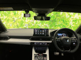 前方まで見渡しやすい視界に、運転席と助手席がすっきり配置されています。明るい内装色が室内に開放感をもたらし、落ち着いて過ごせる空間に仕上がっています。
