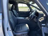 運転席まわりは前方を見渡しやすい視界で、ゆったりとしたシートが落ち着いた乗車姿勢を支えます。黒を基調とした室内はまとまりがあり、毎日の移動にもなじみます。